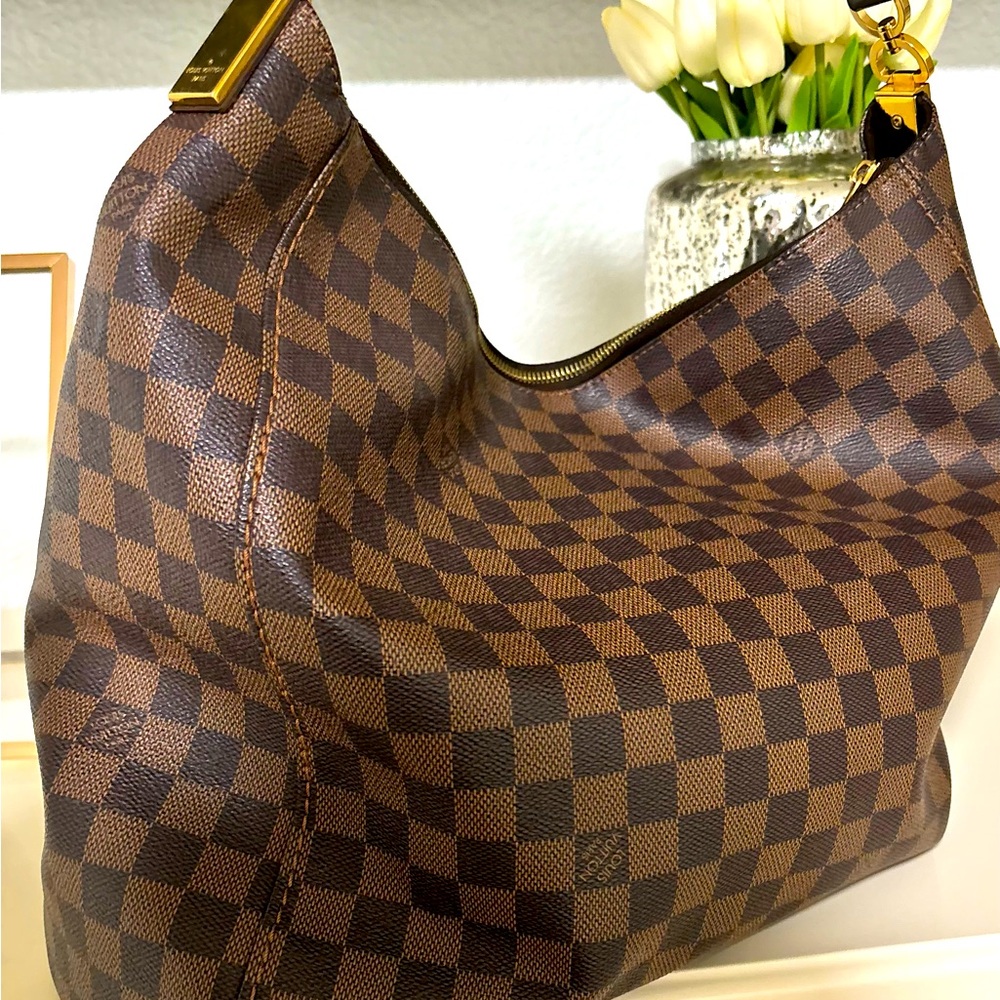 Louis Vuitton Purse 100% authentic, dust bag and box included.